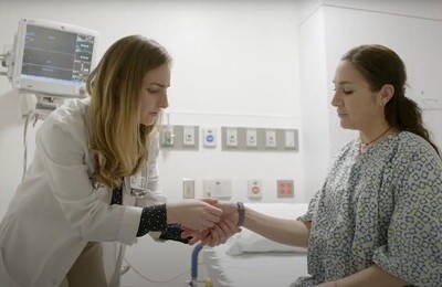 Кодирование Аквилонг в Новороссийске Врач держит пациентку за руку