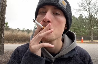 Лечение зависимости от табакокурения в Новороссийске Мужчина с сигаретой делает затяжку