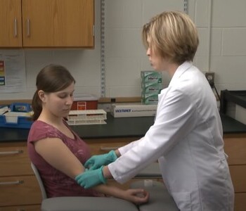 Лечение зависимости от аптечных препаратов в Новороссийске Врач делает инъекцию пациентке